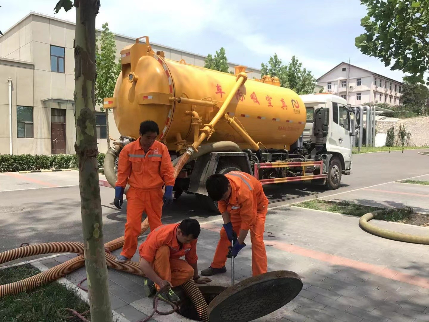 仁寿管道疏通车停在窨井附近