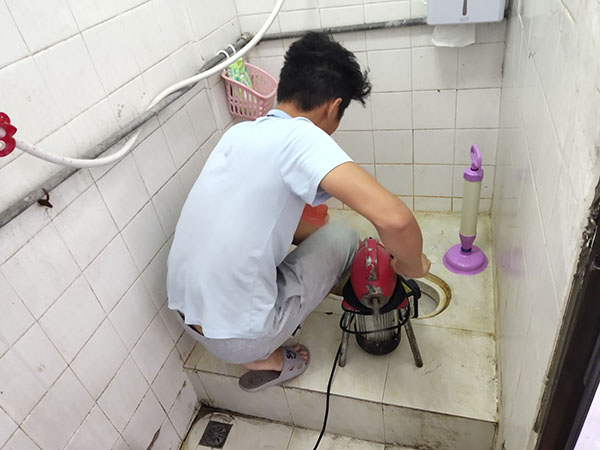 仁寿管道堵塞冒臭气 专业师傅现场解决问题