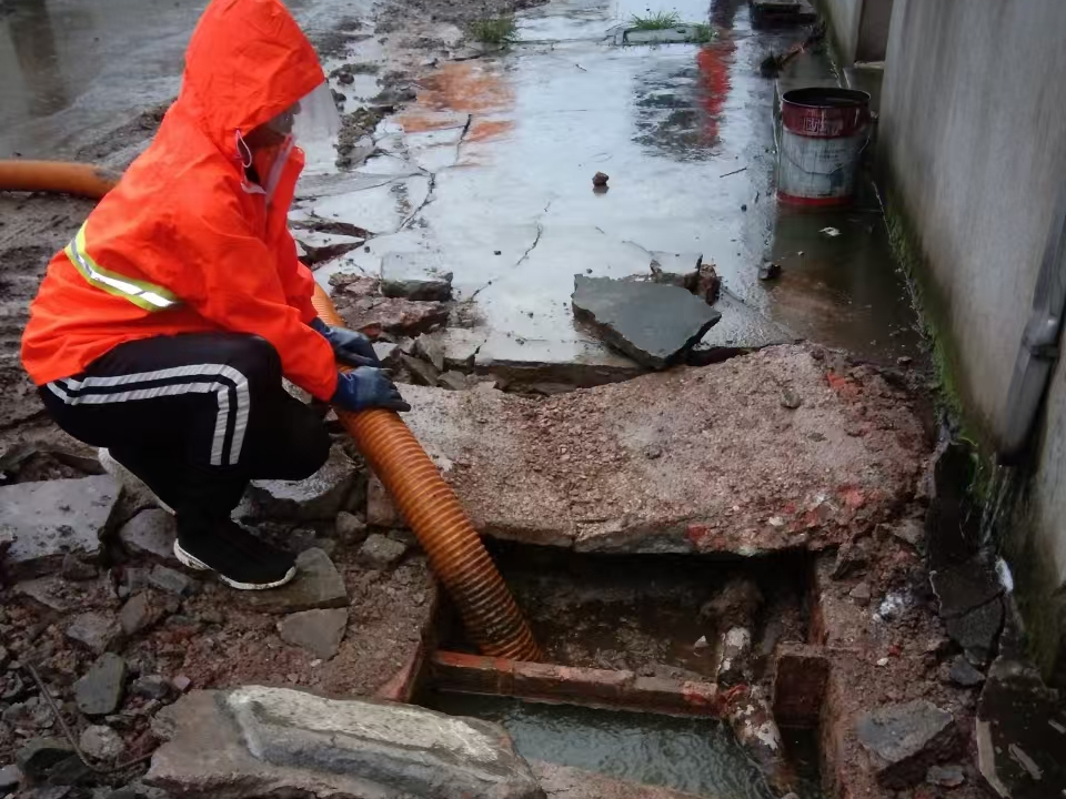 仁寿专业清理污水池 炜誉市政以规范流程守护城市 “肠道”