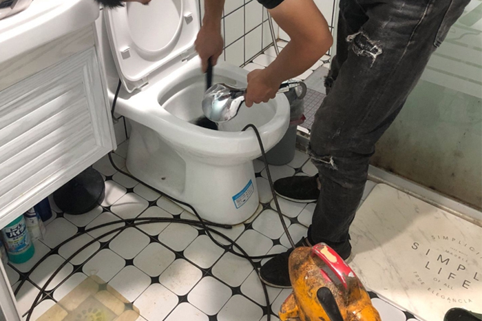 仁寿马桶堵塞自己疏通还是找师傅？专业上门服务让你省时更省心